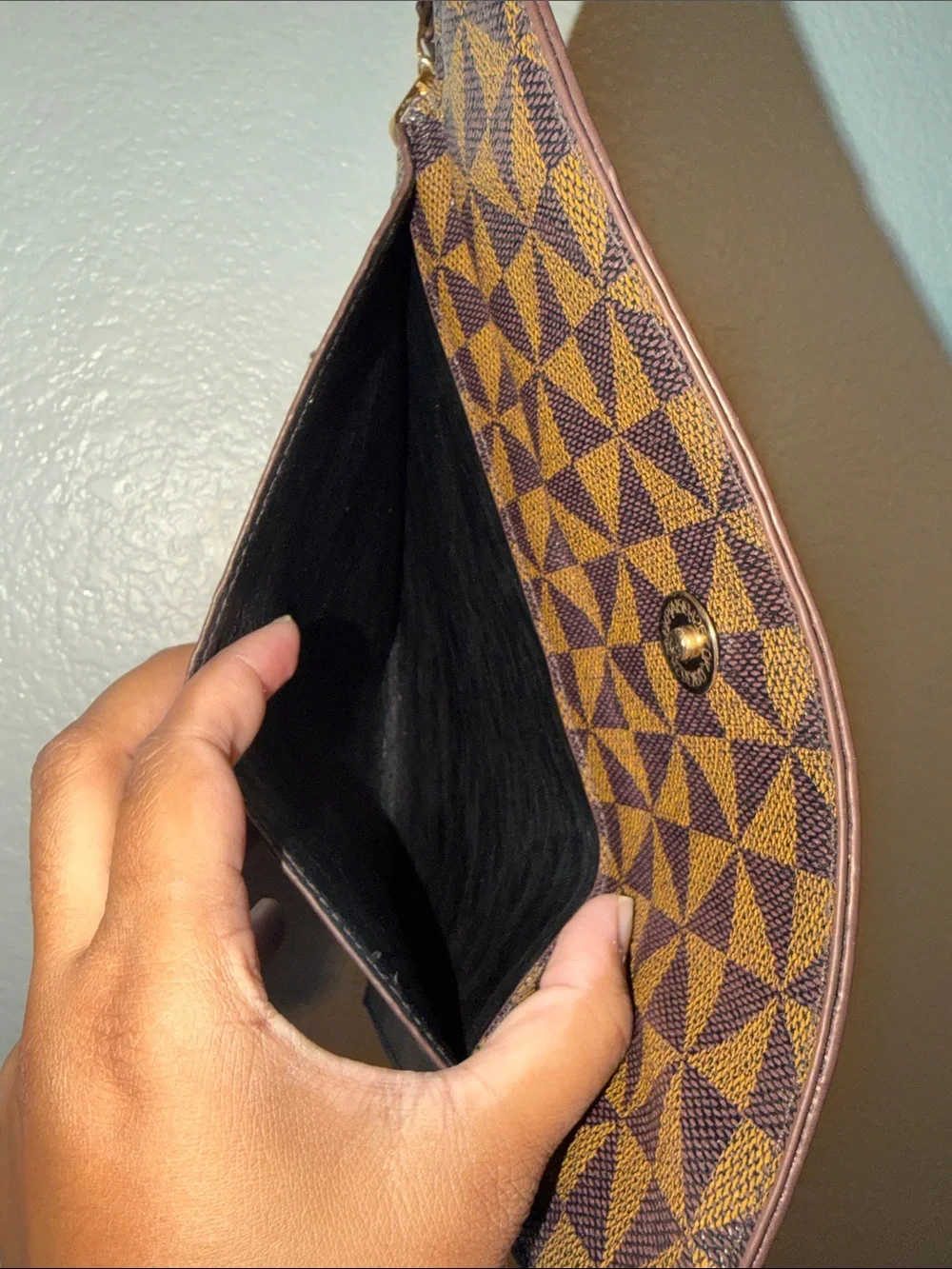 Source Unknown compact wristlet